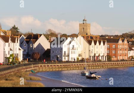 Blick über den Fluss Colne von Rowhedge in Richtung Wivenhoe in Essex. Die farbenfrohen Häuser säumen das Ufer mit der Marienkirche im Hintergrund. Stockfoto