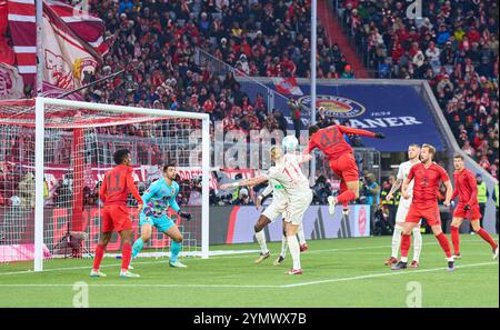 Jamal MUSIALA, FCB 42 Chance gegen Neddiljko Labrovic, FCA 22, Marius Wolf, FCA 11 Harry Kane, FCB 9 Kingsley Coman, FCB 11 im Spiel FC BAYERN MÜNCHEN - FC AUGSBURG 3-0 am 22. November 2024 in München. Saison 2024/2025, 1.Bundesliga, FCB, München, Spieltag 11, 11.Spieltag Fotograf: ddp Images/STAR-Images - DFL-VORSCHRIFTEN VERBIETEN JEDE VERWENDUNG VON FOTOS als BILDSEQUENZEN und/oder QUASI-VIDEO - Credit: ddp Media GmbH/Alamy Live News Stockfoto