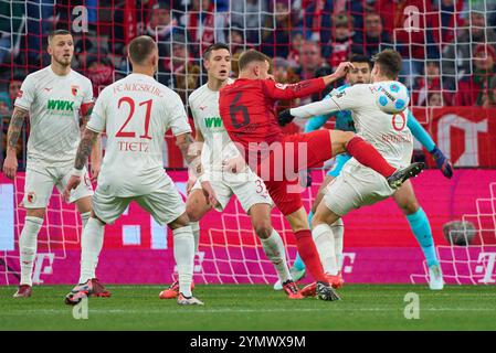 Joshua KIMMICH, FCB 6 tritt um den Ball, Tackling, Duell, Header, zweikampf, Aktion, Kampf gegen Elvis Rexhbecaj, FCA 8 Phillip Tietz, FCA 21 Keven Schlotterbeck, FCA 31 Jeffrey GOUWELEEUW, FCA 6 im Spiel FC BAYERN MÜNCHEN - FC AUGSBURG 3-0 am 22. November 2024 in München. Saison 2024/2025, 1.Bundesliga, FCB, München, Spieltag 11, 11.Spieltag Stockfoto