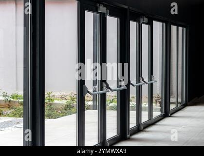 Türen und Fenster aus Aluminium-Glasrahmen Stockfoto