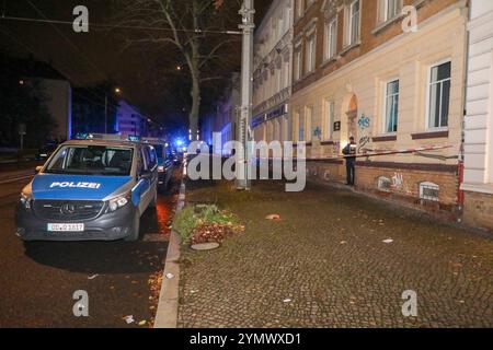 Leipzig - Schwerverletzter im Hinterhof von Mehrfamilienhaus in Wahren gefunden: Polizei mit Großaufgebot vor Ort 20.11.2024 gegen 20,30 Uhr Leipzig-Wahren, Georg-Schumann-Straße zu einem Großeinsatz der Polizei kam es am Mittwochabend im Leipziger Norden. Nach ersten, bislang nicht bestätigten Informationen wurden Rettungsdienst und Feuerwehr gegen 20,30 Uhr zu einer verletzten, bewusstlosen Person im Hinterhof eines Mehrfamilienhauses an der Georg-Schumann-Straße in Leipzig-Wahren alarmiert. Unter Reanimation kam diese anschließend mit dem Rettungswagen und unter Begleitung von Notarzt sowie Stockfoto