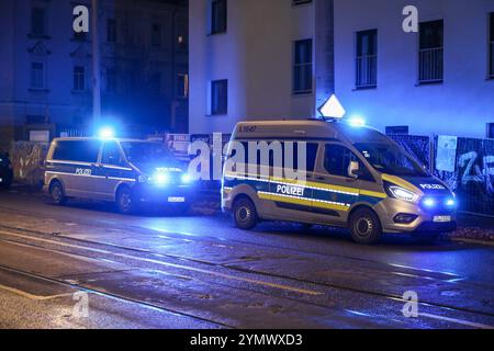 Leipzig - Schwerverletzter im Hinterhof von Mehrfamilienhaus in Wahren gefunden: Polizei mit Großaufgebot vor Ort 20.11.2024 gegen 20,30 Uhr Leipzig-Wahren, Georg-Schumann-Straße zu einem Großeinsatz der Polizei kam es am Mittwochabend im Leipziger Norden. Nach ersten, bislang nicht bestätigten Informationen wurden Rettungsdienst und Feuerwehr gegen 20,30 Uhr zu einer verletzten, bewusstlosen Person im Hinterhof eines Mehrfamilienhauses an der Georg-Schumann-Straße in Leipzig-Wahren alarmiert. Unter Reanimation kam diese anschließend mit dem Rettungswagen und unter Begleitung von Notarzt sowie Stockfoto