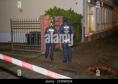 Leipzig - Schwerverletzter im Hinterhof von Mehrfamilienhaus in Wahren gefunden: Polizei mit Großaufgebot vor Ort 20.11.2024 gegen 20,30 Uhr Leipzig-Wahren, Georg-Schumann-Straße zu einem Großeinsatz der Polizei kam es am Mittwochabend im Leipziger Norden. Nach ersten, bislang nicht bestätigten Informationen wurden Rettungsdienst und Feuerwehr gegen 20,30 Uhr zu einer verletzten, bewusstlosen Person im Hinterhof eines Mehrfamilienhauses an der Georg-Schumann-Straße in Leipzig-Wahren alarmiert. Unter Reanimation kam diese anschließend mit dem Rettungswagen und unter Begleitung von Notarzt sowie Stockfoto