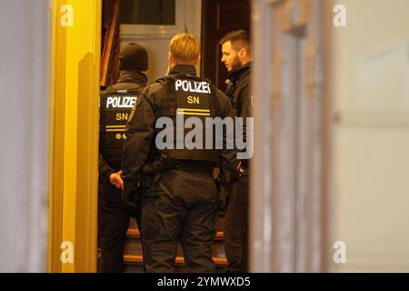 Leipzig - Schwerverletzter im Hinterhof von Mehrfamilienhaus in Wahren gefunden: Polizei mit Großaufgebot vor Ort 20.11.2024 gegen 20,30 Uhr Leipzig-Wahren, Georg-Schumann-Straße zu einem Großeinsatz der Polizei kam es am Mittwochabend im Leipziger Norden. Nach ersten, bislang nicht bestätigten Informationen wurden Rettungsdienst und Feuerwehr gegen 20,30 Uhr zu einer verletzten, bewusstlosen Person im Hinterhof eines Mehrfamilienhauses an der Georg-Schumann-Straße in Leipzig-Wahren alarmiert. Unter Reanimation kam diese anschließend mit dem Rettungswagen und unter Begleitung von Notarzt sowie Stockfoto