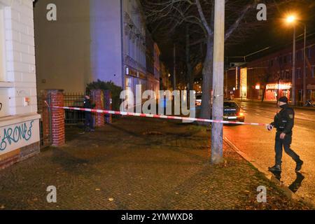 Leipzig - Schwerverletzter im Hinterhof von Mehrfamilienhaus in Wahren gefunden: Polizei mit Großaufgebot vor Ort 20.11.2024 gegen 20,30 Uhr Leipzig-Wahren, Georg-Schumann-Straße zu einem Großeinsatz der Polizei kam es am Mittwochabend im Leipziger Norden. Nach ersten, bislang nicht bestätigten Informationen wurden Rettungsdienst und Feuerwehr gegen 20,30 Uhr zu einer verletzten, bewusstlosen Person im Hinterhof eines Mehrfamilienhauses an der Georg-Schumann-Straße in Leipzig-Wahren alarmiert. Unter Reanimation kam diese anschließend mit dem Rettungswagen und unter Begleitung von Notarzt sowie Stockfoto