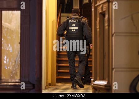 Leipzig - Schwerverletzter im Hinterhof von Mehrfamilienhaus in Wahren gefunden: Polizei mit Großaufgebot vor Ort 20.11.2024 gegen 20,30 Uhr Leipzig-Wahren, Georg-Schumann-Straße zu einem Großeinsatz der Polizei kam es am Mittwochabend im Leipziger Norden. Nach ersten, bislang nicht bestätigten Informationen wurden Rettungsdienst und Feuerwehr gegen 20,30 Uhr zu einer verletzten, bewusstlosen Person im Hinterhof eines Mehrfamilienhauses an der Georg-Schumann-Straße in Leipzig-Wahren alarmiert. Unter Reanimation kam diese anschließend mit dem Rettungswagen und unter Begleitung von Notarzt sowie Stockfoto