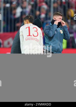 Dimitrios Giannoulis, FCA 13 Verletzung im Spiel FC BAYERN MÜNCHEN - FC AUGSBURG 3-0 am 22. November 2024 in München. Saison 2024/2025, 1.Bundesliga, FCB, München, Spieltag 11, 11.Spieltag Stockfoto