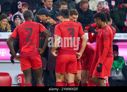 Trainer Vincent Kompany FCB, Teammanager, Headcoach, Trainer, spricht mit Dayot Upamecano, FCB 2 MinJae Kim, Min-Jae Kim, FCB 3 Kingsley Coman, FCB 11 Leon GORETZKA, FCB 8 im Spiel FC BAYERN MÜNCHEN - FC AUGSBURG 3-0 am 22. November 2024 in München. Saison 2024/2025, 1.Bundesliga, FCB, München, Spieltag 11, 11.Spieltag Stockfoto