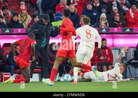 Trainer Vincent Kompany FCB, Teammanager, Headcoach, Trainer, beobachtet Dayot Upamecano, FCB 2, beim Wettkampf um den Ball, Tackling, Duell, Header, zweikampf, Action, Kampf gegen Phillip Tietz, FCA 21 Elvis Rexhbecaj, FCA 8 im Spiel FC BAYERN MÜNCHEN - FC AUGSBURG 3-0 am 22. November 2024 in München. Saison 2024/2025, 1.Bundesliga, FCB, München, Spieltag 11, 11.Spieltag Stockfoto