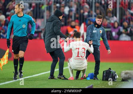 Dimitrios Giannoulis, FCA 13 Verletzung im Spiel FC BAYERN MÜNCHEN - FC AUGSBURG 3-0 am 22. November 2024 in München. Saison 2024/2025, 1.Bundesliga, FCB, München, Spieltag 11, 11.Spieltag Fotograf: ddp Images/STAR-Images - DFL-VORSCHRIFTEN VERBIETEN JEDE VERWENDUNG VON FOTOS als BILDSEQUENZEN und/oder QUASI-VIDEO - Credit: ddp Media GmbH/Alamy Live News Stockfoto