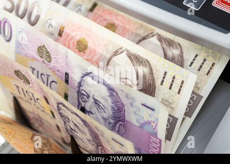 Tschechisches Geld. Geldzählmaschine mit tschechischen Kronen. Geschäftskonzept. Finanzoperationen in der Tschechischen Republik Stockfoto