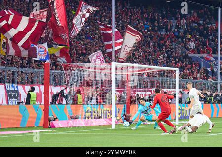 Jamal MUSIALA, FCB 42 Chance gegen Neddiljko Labrovic, FCA 22 im Spiel FC BAYERN MÜNCHEN - FC AUGSBURG 3-0 am 22. November 2024 in München. Saison 2024/2025, 1.Bundesliga, FCB, München, Spieltag 11, 11.Spieltag Fotograf: ddp Images/STAR-Images - DFL-VORSCHRIFTEN VERBIETEN JEDE VERWENDUNG VON FOTOS als BILDSEQUENZEN und/oder QUASI-VIDEO - Credit: ddp Media GmbH/Alamy Live News Stockfoto