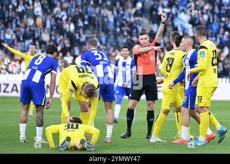 Berlin, Deutschland. November 2024. Gelbe Karte für Lucas Roeser (SSV Ulm 1846, #9) GER, Hertha BSC gegen SSV Ulm 1846, Fussball, 2. Bundesliga, Saison 2024/2025, 13. SPIELTAG, 23.11.2024 (DFL-VORSCHRIFTEN VERBIETEN DIE VERWENDUNG VON FOTOS ALS BILDSEQUENZEN UND/ODER QUASI-VIDEO.) Foto: Eibner-Pressefoto/Ryan Sleiman Credit: dpa/Alamy Live News Stockfoto