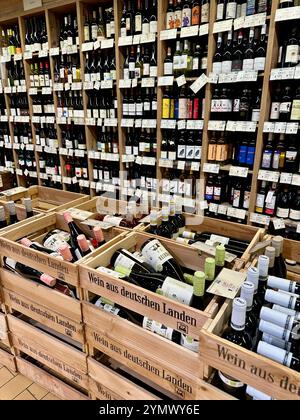 Weinregale in der Weinabteilung des deutschen Bio-Supermarktes LPG Stockfoto
