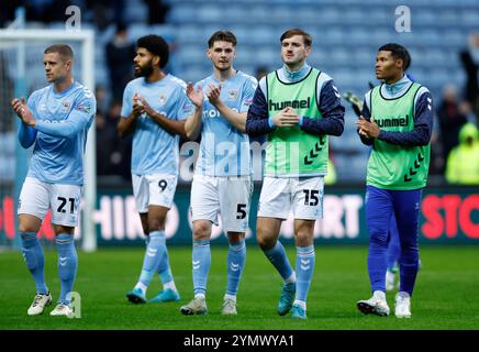 Coventry City Liam Kitching (rechts) und Teamkollegen applaudieren den Fans nach dem Sky Bet Championship-Spiel in der Coventry Building Society Arena in Coventry. Bilddatum: Samstag, 23. November 2024. Stockfoto