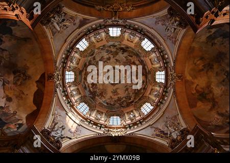 Innenraum der Kuppel der Nikolaikirche in Mala Strana. Prag, Tschechische Republik Stockfoto