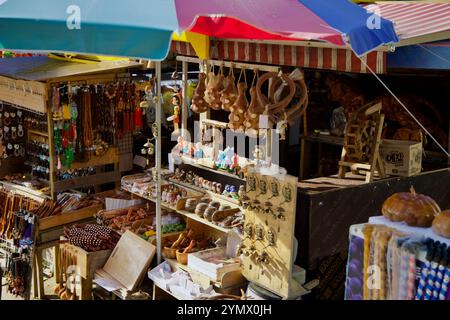 Yangyang County, Südkorea - 3. November 2024: Ein farbenfroher Souvenirladen mit traditionellen und handgefertigten Artikeln, der sich entlang des Weges befindet Stockfoto