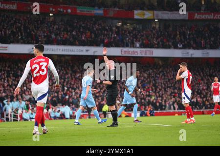 Emirates Stadium, London, Großbritannien. November 2024. Premier League Football, Arsenal gegen Nottingham Forest; Schiedsrichter Simon Hooper signalisiert Abseits der Spielfeldentscheidung, Arsenal in der 5. Minute ein Tor zu verwehren. Beschreibung: Action Plus Sports/Alamy Live News Stockfoto