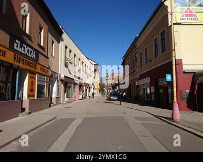 Fußgängerzone im Stadtzentrum von Ruzomberok, Slowakei - Altstadt Stockfoto