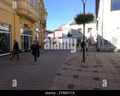 Fußgängerzone im Stadtzentrum von Ruzomberok, Slowakei, charakteristische Architektur Stockfoto