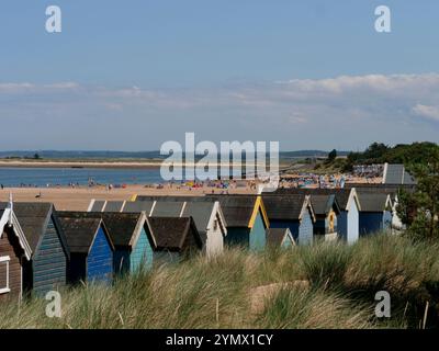 Holkham Circular Walk. Der malerische und malerische Spaziergang mit Strandhütten im Vordergrund am Wells Beach von Holkham, Norfolk, England, Großbritannien Stockfoto