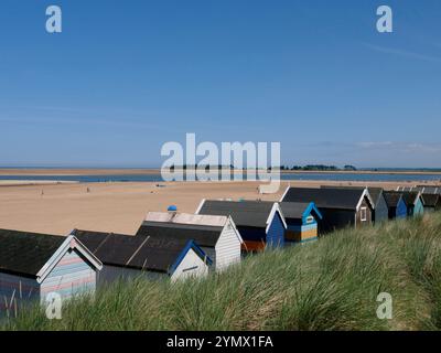 Holkham Circular Walk. Der malerische und malerische Spaziergang mit Strandhütten im Vordergrund am Wells Beach von Holkham, Norfolk, England, Großbritannien Stockfoto