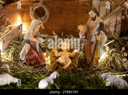 Schöne Weihnachtskrippe mit heiligem Familie in einem handgefertigten hölzernen alten Stall, italienischen traditionellen Presepio oder Presepe Stockfoto