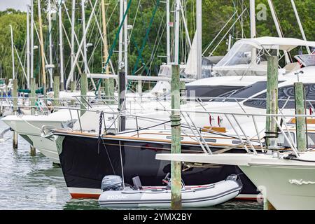 Detailliertes Bild von vielen Booten in einem 3-Meilen-Hafen-Yachthafen Stockfoto