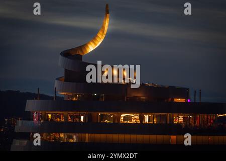 1 St. James Quarter. Edinburgh. Schottland, Großbritannien. November 2024. Die Ruhe vor dem Sturm. St James Quarter in Edinburgh bekommt das letzte bisschen Sonnenlicht, bevor Storm Bert eintrifft (Foto: David Mollison/Alamy Live News Stockfoto