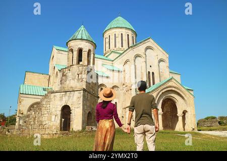 Zu zweit besuchen Sie die berühmte Kathedrale von Bagrati, eine wunderschöne mittelalterliche Kirche in Kutaisi, Imereti Region in Georgien, Europa Stockfoto