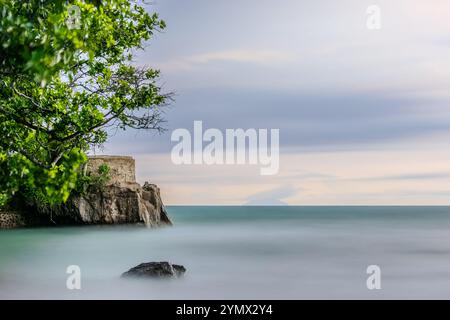 Wunderschöne Strandlandschaft unter wunderschönem Himmel. Glatte, lange Sicht ausstrahlende Meereslandschaft mit wunderschönem Meer Stockfoto