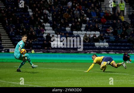 Jerry Yates von Derby County (rechts) erzielt sein Team das erste Tor des Spiels und erzielte das Ergebnis 1-1 während des Sky Bet Championship Matches im Deepdale Stadium, Preston. Bilddatum: Samstag, 23. November 2024. Stockfoto