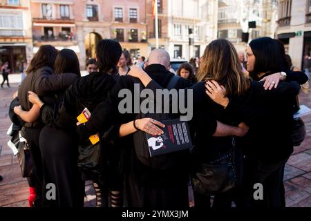 Malaga, Spanien. November 2024. Aktivistinnen und Aktivisten werden nach einer Aufführung zum Internationalen Tag zur Beseitigung der Gewalt gegen Frauen auf dem Plaza de la Constitucion gesehen. Aktivisten und Freiwillige der Nichtregierungsorganisation Prodiversa nahmen an einer künstlerischen und theatralischen Aktivität Teil, die von der Künstlerin und Performerin Verónica Ruth Frías organisiert wurde, um geschlechtsspezifische Gewalt anzuprangern. Dieser künstlerische Vorschlag vereint Kunst und Aktivismus. Quelle: SOPA Images Limited/Alamy Live News Stockfoto