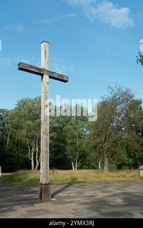 Das hölzerne Kreuz an der Gedenkstätte Bergen-Belsen, Bergen, Niedersachsen, Deutschland, Europa. Stockfoto