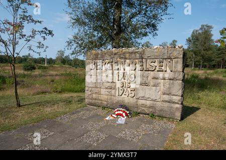 Die Steinmauer am Eingang zur Gedenkstätte Bergen-Belsen, Bergen, Niedersachsen, Deutschland, Europa. Stockfoto