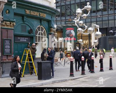 Der Railway Tavern Pub wird von Greene King Liverpool Street, City of London, UK, betrieben Stockfoto