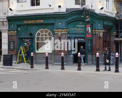 Der Railway Tavern Pub wird von Greene King Liverpool Street, City of London, UK, betrieben Stockfoto