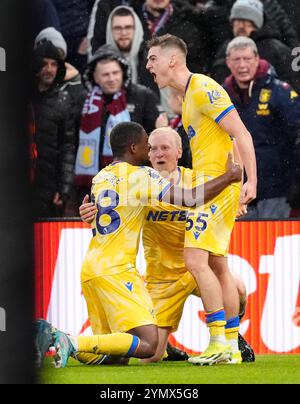 Justin Devenny (rechts) von Crystal Palace feiert das zweite Tor ihrer Mannschaft während des Premier League-Spiels im Villa Park, Birmingham. Bilddatum: Samstag, 23. November 2024. Stockfoto