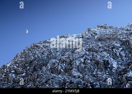 Mondsichel über dem Tryfan Mountain, Snowdonia National Park, Nordwales Stockfoto