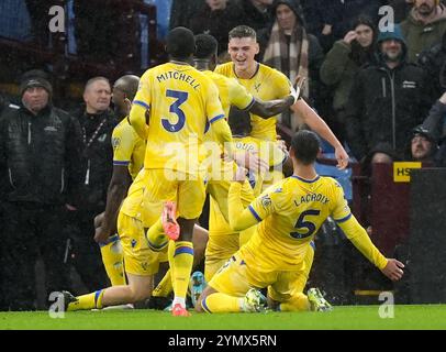 Justin Devenny aus Crystal Palace feiert das zweite Tor ihrer Mannschaft während des Premier League-Spiels im Villa Park, Birmingham. Bilddatum: Samstag, 23. November 2024. Stockfoto