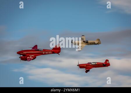 De Havilland DH88 Comet 'G-ACSS', Percival Mew Gulls 'G-AEXF und 'A-HEKL', Old Warden Airfield, Biggleswade, Bedfordshire, England, UK Stockfoto