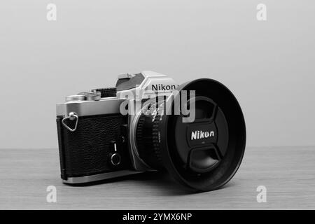 Nikon FM-Kamera mit Nikon AF 20 mm 1:2,8, hergestellt 1977 Stockfoto