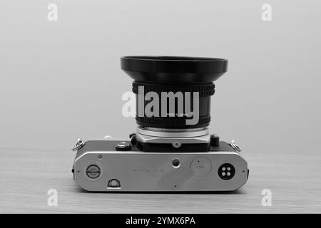 Nikon FM-Kamera mit Nikon AF 20 mm 1:2,8, hergestellt 1977 Stockfoto