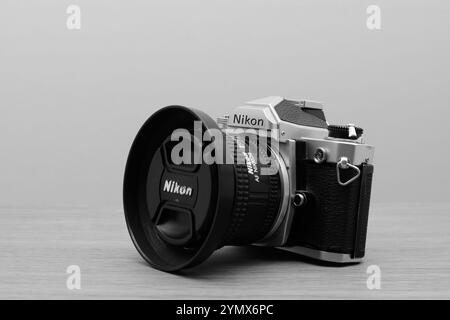 Nikon FM-Kamera mit Nikon AF 20 mm 1:2,8, hergestellt 1977 Stockfoto