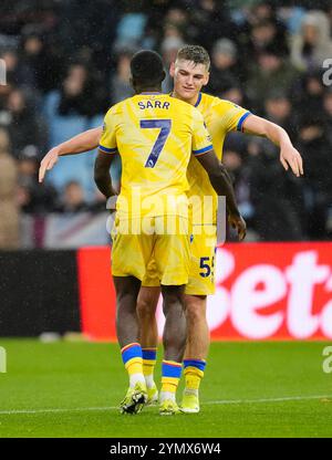 Justin Devenny (rechts) von Crystal Palace feiert mit Ismaila Sarr, nachdem sie während des Premier League-Spiels im Villa Park, Birmingham, das zweite Tor des Spiels erzielt hat. Bilddatum: Samstag, 23. November 2024. Stockfoto