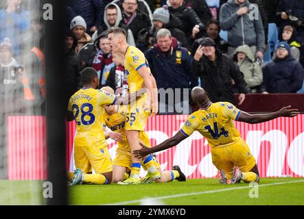 Justin Devenny (Mitte) von Crystal Palace feiert das zweite Tor ihrer Mannschaft während des Premier League-Spiels im Villa Park, Birmingham. Bilddatum: Samstag, 23. November 2024. Stockfoto