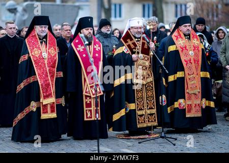 Kiew, Kiew-Stadt, Ukraine. November 2024. Gebetsgottesdienst zur Gedenkfeier für Holodomor-Opfer unter Beteiligung der Hierarchen der Orthodoxen Kirche der Ukraine und der Ukrainischen Griechisch-Katholischen Kirche am Holodomor-Opfer-Denkmal. Während des Holodomors verhungerten Millionen Ukrainer aufgrund einer von Menschen verursachten Hungersnot. Jeden 4. Samstag im November um 4 Uhr werden die Kerzen in der ganzen Ukraine angezündet. Quelle: ZUMA Press, Inc./Alamy Live News Stockfoto