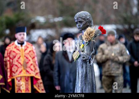 Kiew, Kiew-Stadt, Ukraine. November 2024. Gebetsgottesdienst zur Gedenkfeier für Holodomor-Opfer unter Beteiligung der Hierarchen der Orthodoxen Kirche der Ukraine und der Ukrainischen Griechisch-Katholischen Kirche am Holodomor-Opfer-Denkmal. Während des Holodomors verhungerten Millionen Ukrainer aufgrund einer von Menschen verursachten Hungersnot. Jeden 4. Samstag im November um 4 Uhr werden die Kerzen in der ganzen Ukraine angezündet. Quelle: ZUMA Press, Inc./Alamy Live News Stockfoto