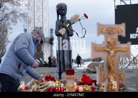 Kiew, Kiew-Stadt, Ukraine. November 2024. Die Statue Bitter Memory of Childhood wurde während des Gebetsgottesdienstes am Holodomor Opfergedenkmal unter Beteiligung der Hierarchen der Orthodoxen Kirche der Ukraine und der Ukrainischen Griechisch-Katholischen Kirche am Holodomor Opfergedenkmal gesehen. Während des Holodomors verhungerten Millionen Ukrainer aufgrund einer von Menschen verursachten Hungersnot. Jeden 4. Samstag im November um 4 Uhr werden die Kerzen in der ganzen Ukraine angezündet. Quelle: ZUMA Press, Inc./Alamy Live News Stockfoto