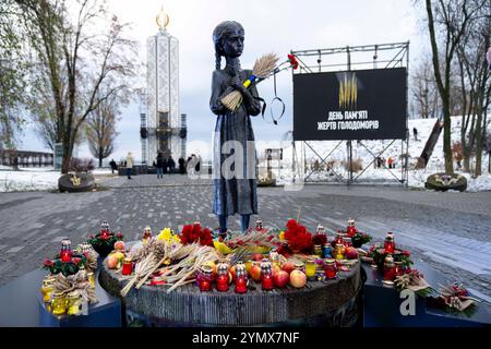 Kiew, Kiew-Stadt, Ukraine. November 2024. Die Statue Bitter Memory of Childhood wurde während des Gebetsgottesdienstes am Holodomor Opfergedenkmal unter Beteiligung der Hierarchen der Orthodoxen Kirche der Ukraine und der Ukrainischen Griechisch-Katholischen Kirche am Holodomor Opfergedenkmal gesehen. Während des Holodomors verhungerten Millionen Ukrainer aufgrund einer von Menschen verursachten Hungersnot. Jeden 4. Samstag im November um 4 Uhr werden die Kerzen in der ganzen Ukraine angezündet. Quelle: ZUMA Press, Inc./Alamy Live News Stockfoto